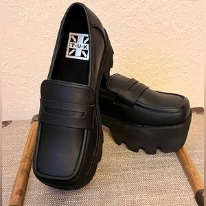 NWOT- BLACK TUKSKIN™ SQUARE NOSEBLEED LOAFER- Size 7